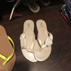 David’s bridal light ivory flip flops. small (5-6)